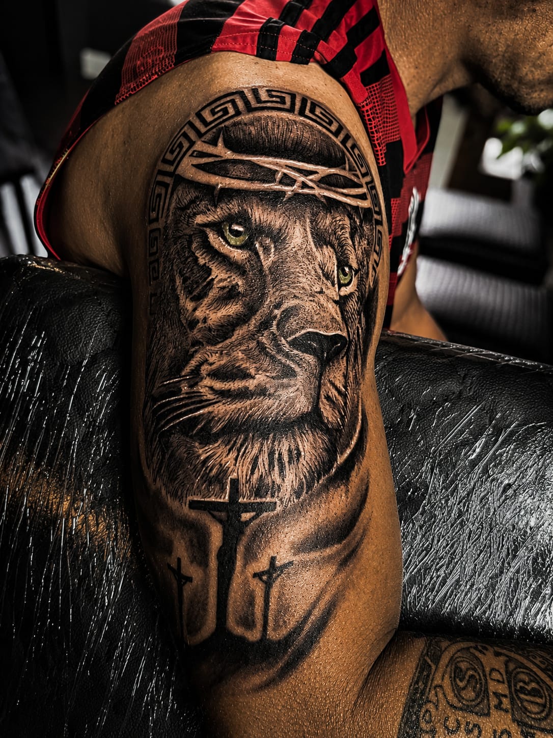 Tatuagem Blackwork realista feita por Aline Druco em São Thomé das Letras