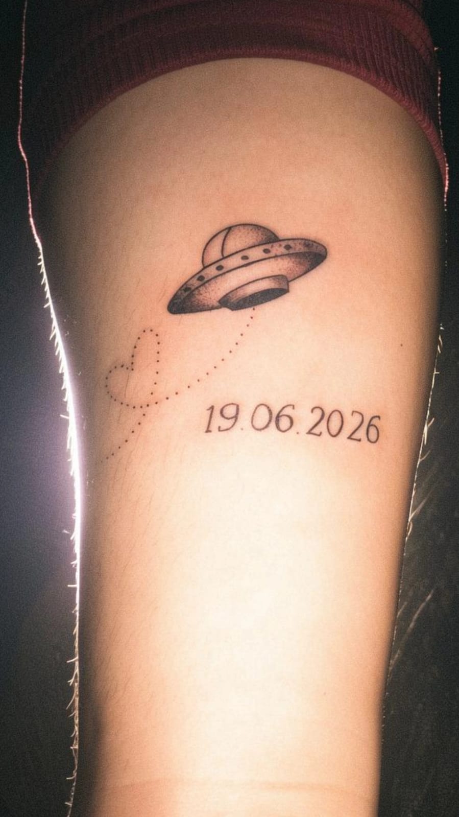 Tatuagem Nave & data feita por Aline Druco em São Thomé das Letras