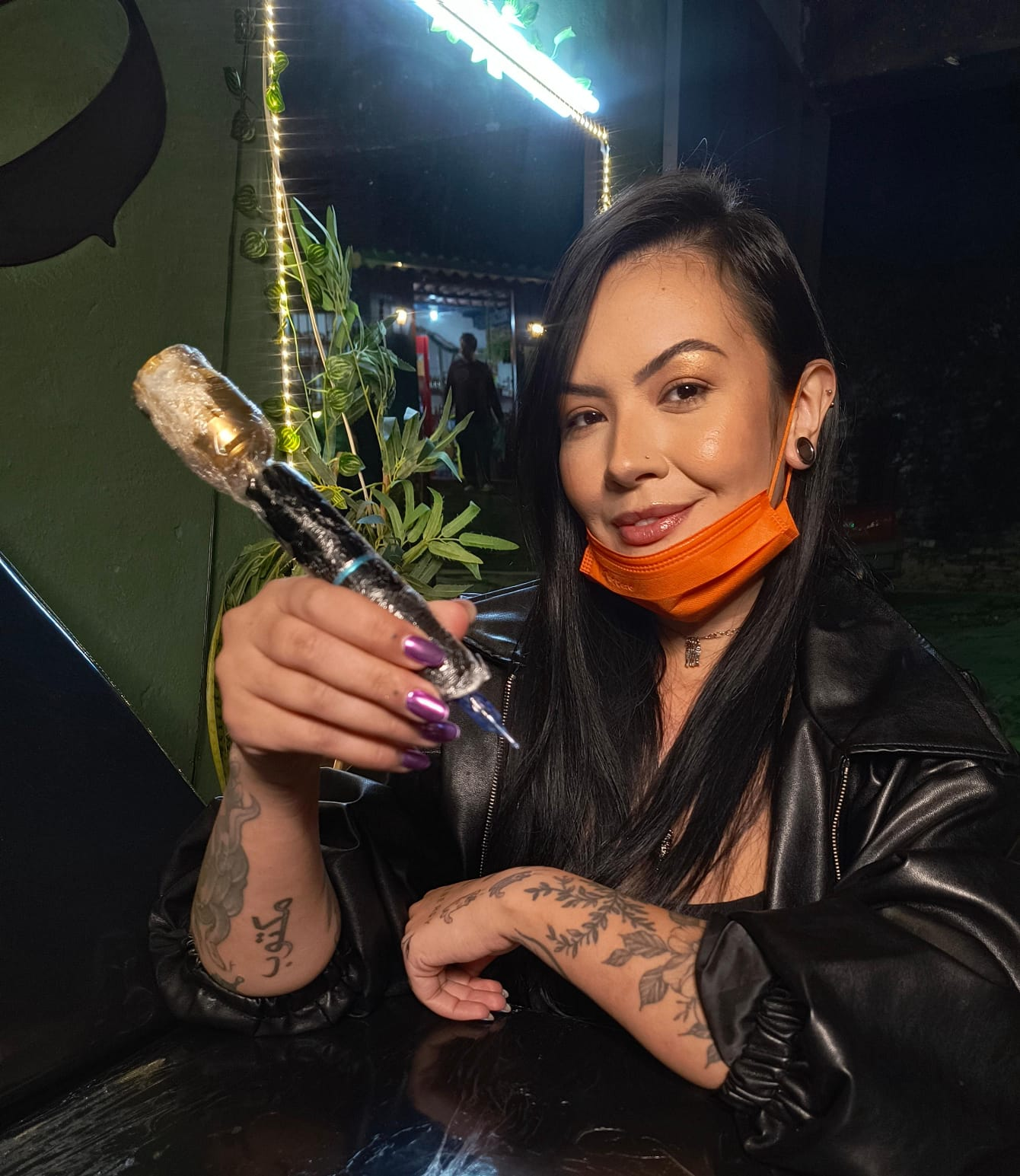 Aline Drulis Coutinho com a máquina de tatuar em São Tomé das Letras